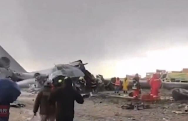 Pesawat Militer Bolivia Bawa Uang Kertas Jatuh di Jalanan Padat, Timpa Banyak Kendaraan Pesawat Militer Bolivia Bawa Uang Kertas Jatuh di Jalanan Padat, Timpa Banyak Kendaraan