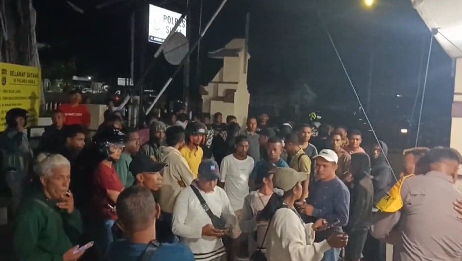 Sikka Mencekam! Warga Kepung Polres Buntut Kaburnya Pemerkosa Siswi SMP Sikka Mencekam! Warga Kepung Polres Buntut Kaburnya Pemerkosa Siswi SMP