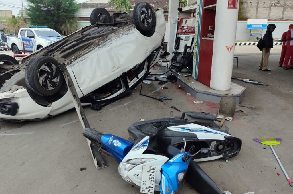 Kecelakaan Mobil Terguling di SPBU Sragen, 6 Orang Dilarikan ke RS Kecelakaan Mobil Terguling di SPBU Sragen, 6 Orang Dilarikan ke RS