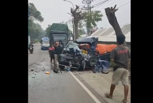 Kecelakaan Maut Pikap Adu Banteng dengan Tronton di Situbondo, 1 Tewas Terjepit Kecelakaan Maut Pikap Adu Banteng dengan Tronton di Situbondo, 1 Tewas Terjepit