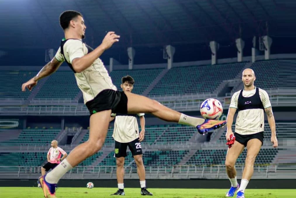 Persebaya vs Persib Jadi Ujian Fisik dan Mental di GBT Persebaya vs Persib Jadi Ujian Fisik dan Mental di GBT