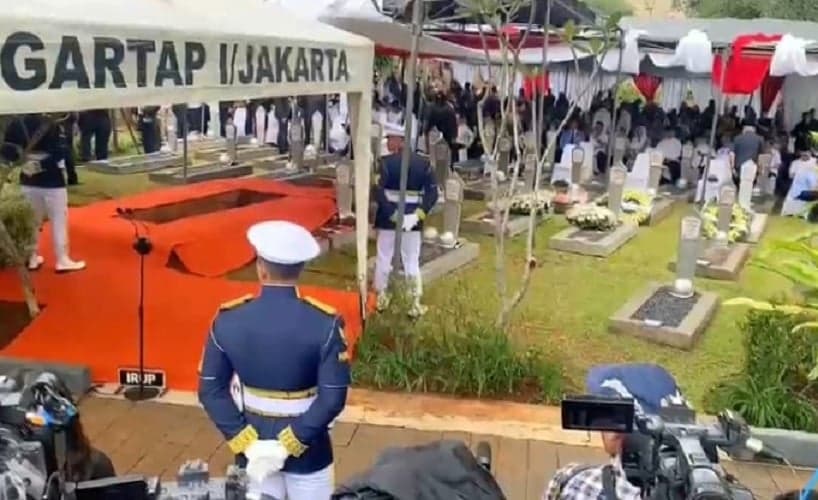 Hujan Iringi Prosesi Pemakaman Try Sutrisno di TMP Kalibata Hujan Iringi Prosesi Pemakaman Try Sutrisno di TMP Kalibata