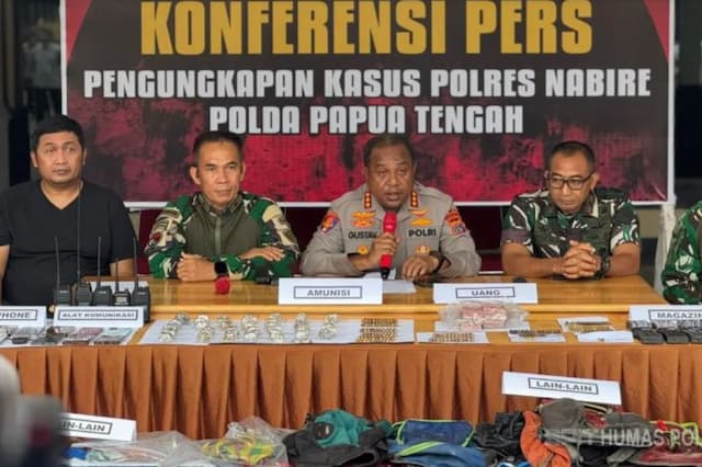 TNI-Polri Pamerkan Barang Bukti dari Markas KKB Nabire, 561 Amunisi hingga Magazin TNI-Polri Pamerkan Barang Bukti dari Markas KKB Nabire, 561 Amunisi hingga Magazin