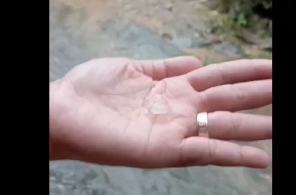 Heboh Hujan Es Landa Gunungkidul, Warga: Suaranya seperti Dilempar Batu Heboh Hujan Es Landa Gunungkidul, Warga: Suaranya seperti Dilempar Batu