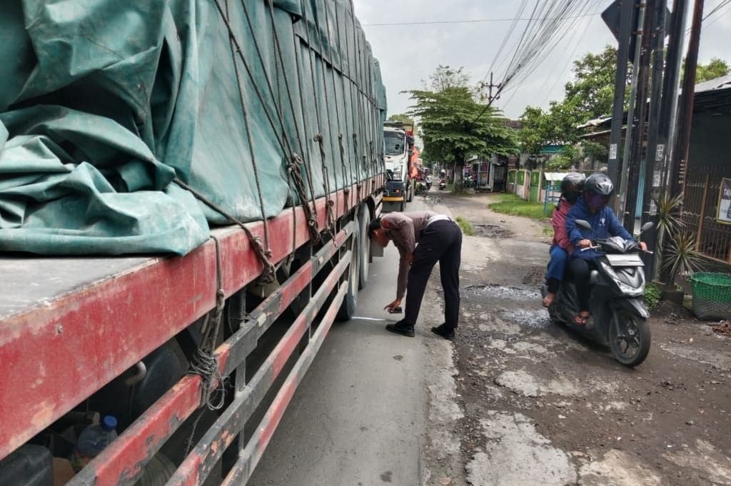 Kecelakaan Maut di Jombang, Pemotor Tewas Tabrak Truk Tronton dari Belakang Kecelakaan Maut di Jombang, Pemotor Tewas Tabrak Truk Tronton dari Belakang