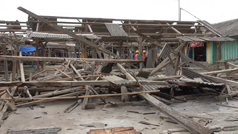 Ratusan Kios dan 51 Rumah di Lampung Selatan Porak-poranda Diterjang Puting Beliung Ratusan Kios dan 51 Rumah di Lampung Selatan Porak-poranda Diterjang Puting Beliung