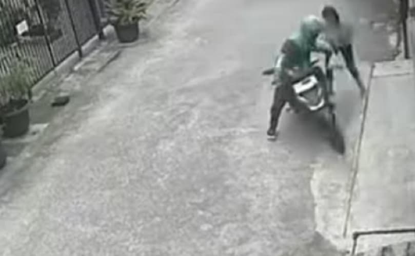 Pria Berjaket Ojol Gagal Jambret Lansia, Pura-Pura Tolong Korban yang Pingsan Pria Berjaket Ojol Gagal Jambret Lansia, Pura-Pura Tolong Korban yang Pingsan
