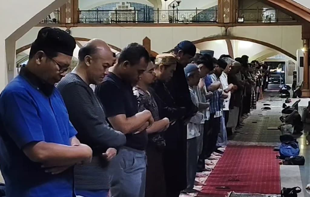 Fenomena Blood Moon, Ratusan Umat Islam di Bandung Gelar Salat Gerhana Bulan Fenomena Blood Moon, Ratusan Umat Islam di Bandung Gelar Salat Gerhana Bulan