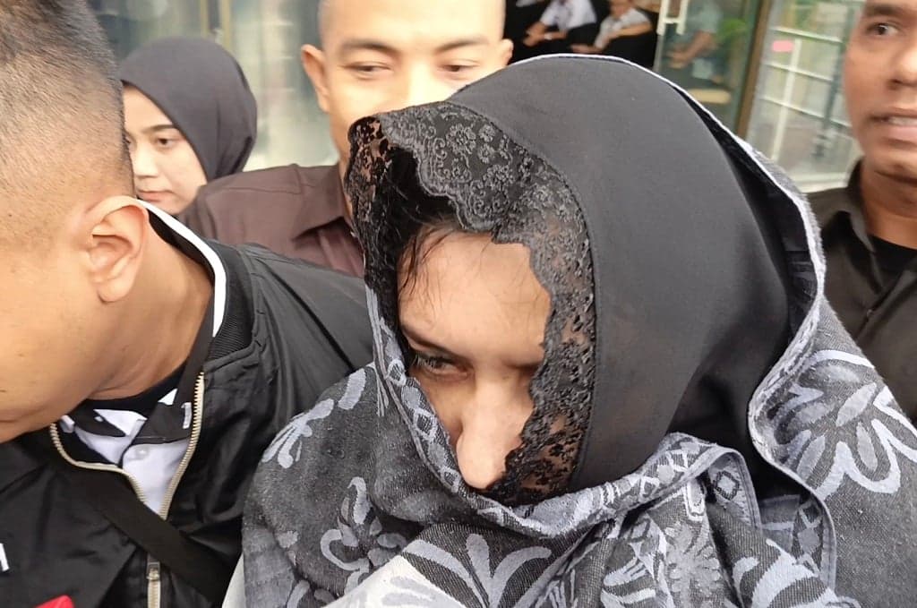 Bupati Pekalongan Fadia Arafiq Ditahan KPK: Saya Tidak Kena OTT Bupati Pekalongan Fadia Arafiq Ditahan KPK: Saya Tidak Kena OTT