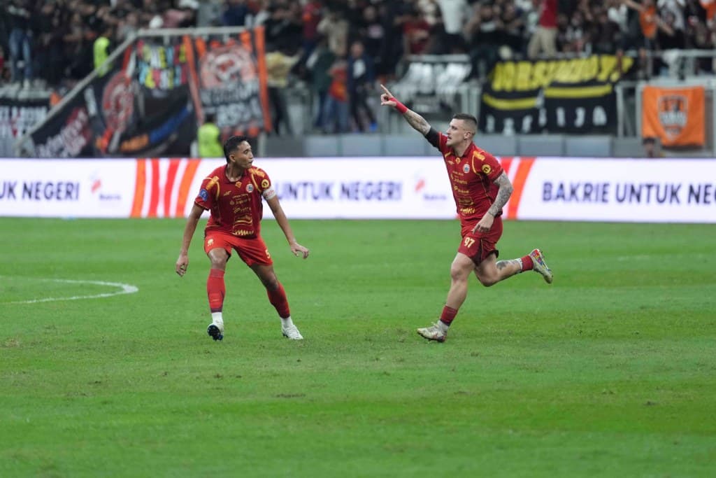Mauricio Souza Puji Habis Fabio Calonego usai Gol Roket ke Gawang Borneo FC Mauricio Souza Puji Habis Fabio Calonego usai Gol Roket ke Gawang Borneo FC