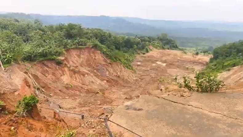 Hujan Deras Picu Longsor Meluas di Semarang, Permukiman Warga Terancam Hujan Deras Picu Longsor Meluas di Semarang, Permukiman Warga Terancam