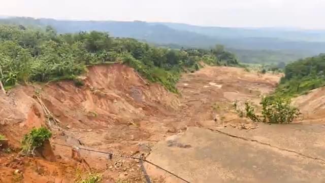 Hujan Deras Picu Longsor Meluas di Semarang, Permukiman Warga Terancam Hujan Deras Picu Longsor Meluas di Semarang, Permukiman Warga Terancam