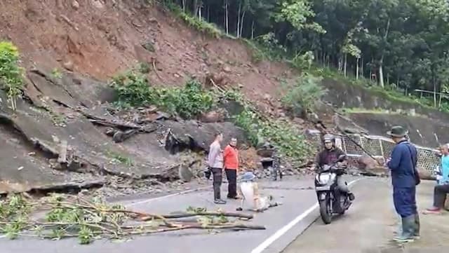 Hujan Deras Picu Longsor Bukit Clongop, Jalur Penghubung Jateng–DIY Ditutup Hujan Deras Picu Longsor Bukit Clongop, Jalur Penghubung Jateng–DIY Ditutup