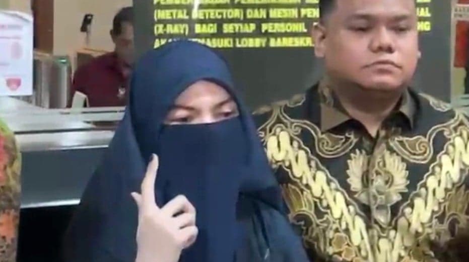 Kembali Saksikan Video Insanul Fahmi dan Insara Rusli, Wardatina Mawa Emosi: Menjijikan! Kembali Saksikan Video Insanul Fahmi dan Insara Rusli, Wardatina Mawa Emosi: Menjijikan!