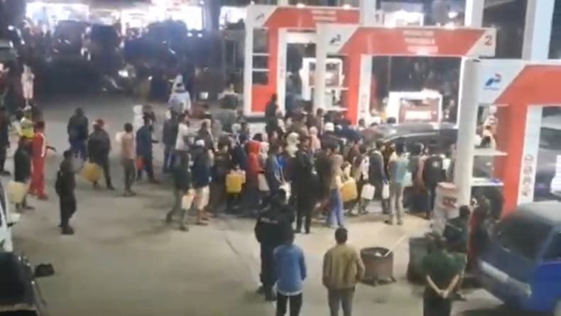 Buntut Pernyataan Menteri ESDM, Warga Aceh Tengah Antre Panjang hingga Bawa Jeriken ke SPBU Buntut Pernyataan Menteri ESDM, Warga Aceh Tengah Antre Panjang hingga Bawa Jeriken ke SPBU