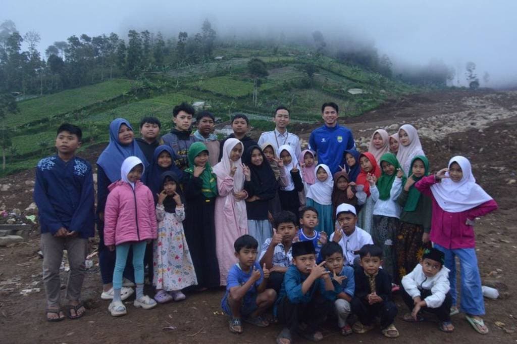 Persib Turun Langsung Bantu Korban Longsor Cisarua, Bobotoh Ikut Bergerak Persib Turun Langsung Bantu Korban Longsor Cisarua, Bobotoh Ikut Bergerak