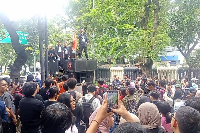 Admin Gejayan Memanggil Orasi usai Divonis Bebas, Tegaskan Tak Takut Dipenjara Admin Gejayan Memanggil Orasi usai Divonis Bebas, Tegaskan Tak Takut Dipenjara