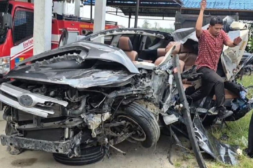 Penampakan Innova Kecelakaan Tewaskan 4 Orang di Tol Indrapura, Ringsek Tak Berbentuk Penampakan Innova Kecelakaan Tewaskan 4 Orang di Tol Indrapura, Ringsek Tak Berbentuk