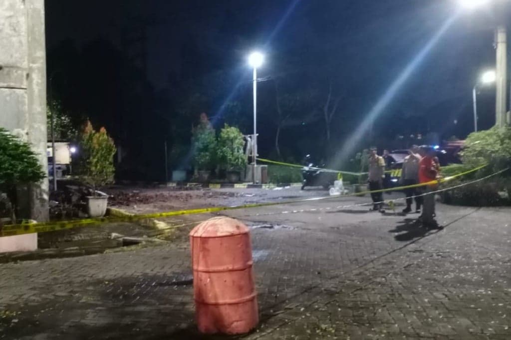 Tragis! Pemotor Perempuan di Surabaya Tewas Tertimpa Tembok Roboh Tragis! Pemotor Perempuan di Surabaya Tewas Tertimpa Tembok Roboh