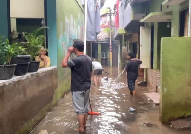 Banjir di Kebon Pala Jaktim Berangsur Surut, Warga Mulai Bersih-Bersih Rumah Banjir di Kebon Pala Jaktim Berangsur Surut, Warga Mulai Bersih-Bersih Rumah