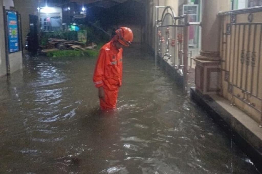 Hujan Deras Picu Banjir di Jakarta, 38 RT dan 13 Ruas Jalan Tergenang Hujan Deras Picu Banjir di Jakarta, 38 RT dan 13 Ruas Jalan Tergenang