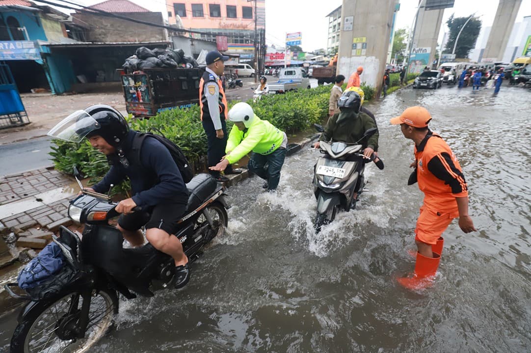 Banjir Jakarta Belum Surut, 64 RT Masih Terendam Air Banjir Jakarta Belum Surut, 64 RT Masih Terendam Air