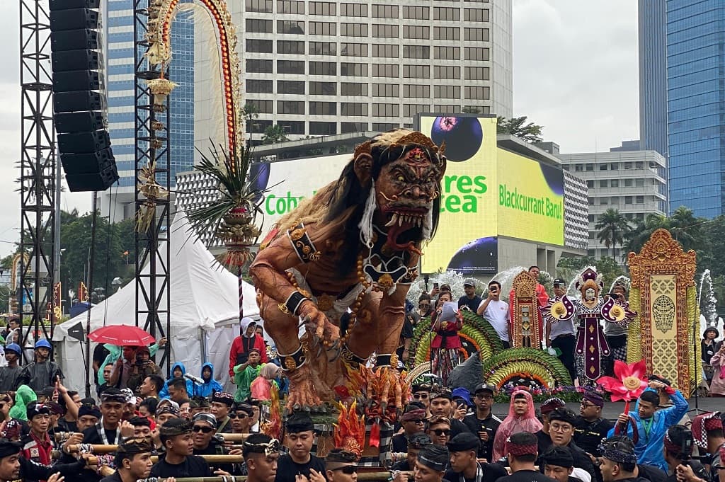 Pawai Ogoh-Ogoh Meriahkan CFD Jakarta, Warga Antusias meski Hujan Pawai Ogoh-Ogoh Meriahkan CFD Jakarta, Warga Antusias meski Hujan