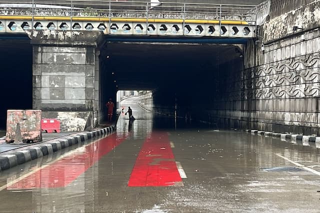 Banjir di Underpass Mampang Surut, Kendaraan Sudah Bisa Melintas Banjir di Underpass Mampang Surut, Kendaraan Sudah Bisa Melintas