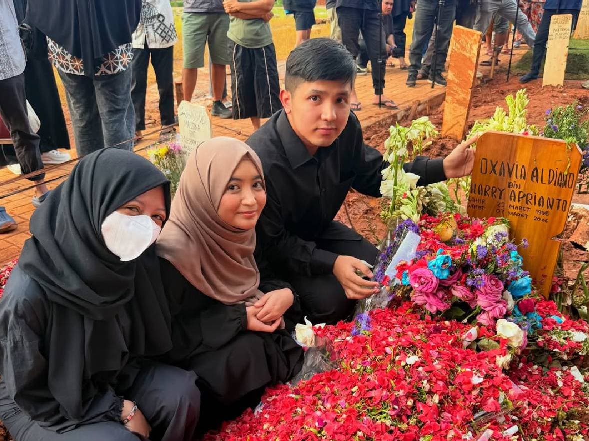Makam Vidi Aldiano Masih Ramai Didatangi Sahabat Artis untuk Ziarah, Ini Fotonya! Makam Vidi Aldiano Masih Ramai Didatangi Sahabat Artis untuk Ziarah, Ini Fotonya!