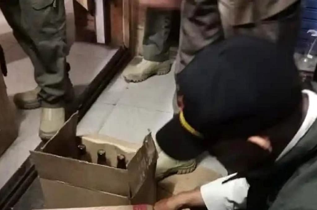 Razia Ramadan, Satpol PP Sita Ratusan Botol Miras Ilegal di Jaksel Razia Ramadan, Satpol PP Sita Ratusan Botol Miras Ilegal di Jaksel