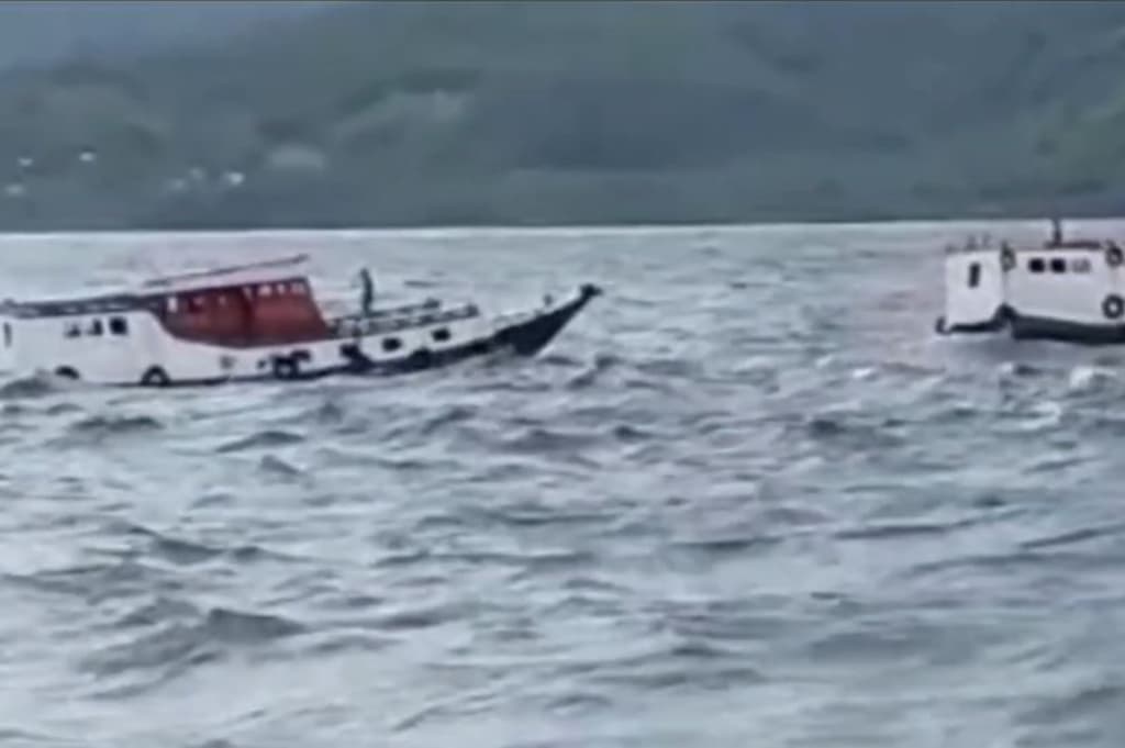 Terekam Video 2 Kapal Penyeberangan di Flores Timur Tenggelam Dihantam Gelombang Tinggi Terekam Video 2 Kapal Penyeberangan di Flores Timur Tenggelam Dihantam Gelombang Tinggi