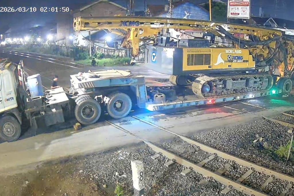 Penampakan Truk Trailer Muatan Alat Berat Tersangkut di Pelintasan KA Kaligawe Penampakan Truk Trailer Muatan Alat Berat Tersangkut di Pelintasan KA Kaligawe