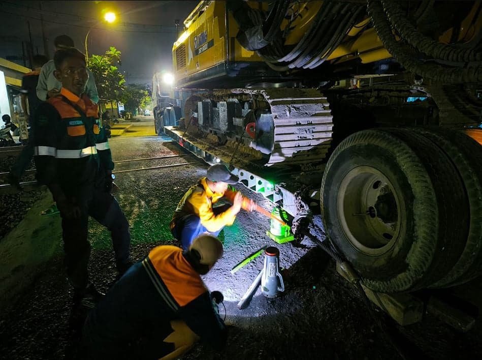 Truk Trailer Tersangkut di Pelintasan Kaligawe, Perjalanan KA di Semarang Terganggu Truk Trailer Tersangkut di Pelintasan Kaligawe, Perjalanan KA di Semarang Terganggu