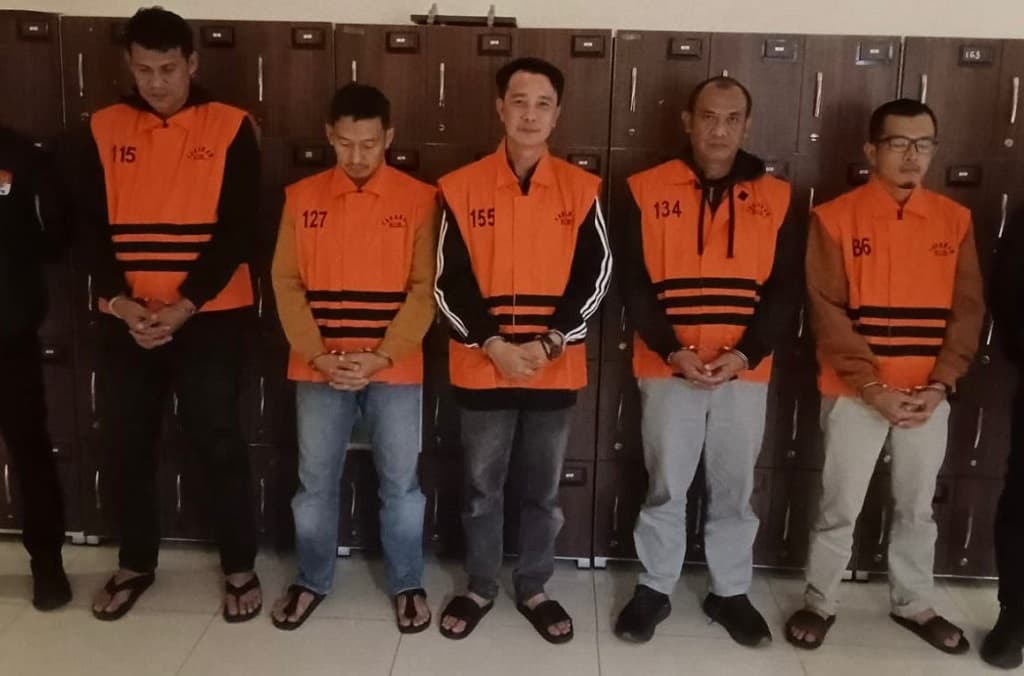 Penampakan Bupati Rejang Lebong Fikri Thobari Pakai Rompi Oranye KPK Penampakan Bupati Rejang Lebong Fikri Thobari Pakai Rompi Oranye KPK