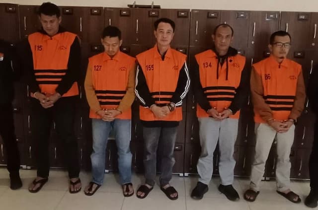 Penampakan Bupati Rejang Lebong Fikri Thobari Pakai Rompi Oranye KPK Penampakan Bupati Rejang Lebong Fikri Thobari Pakai Rompi Oranye KPK