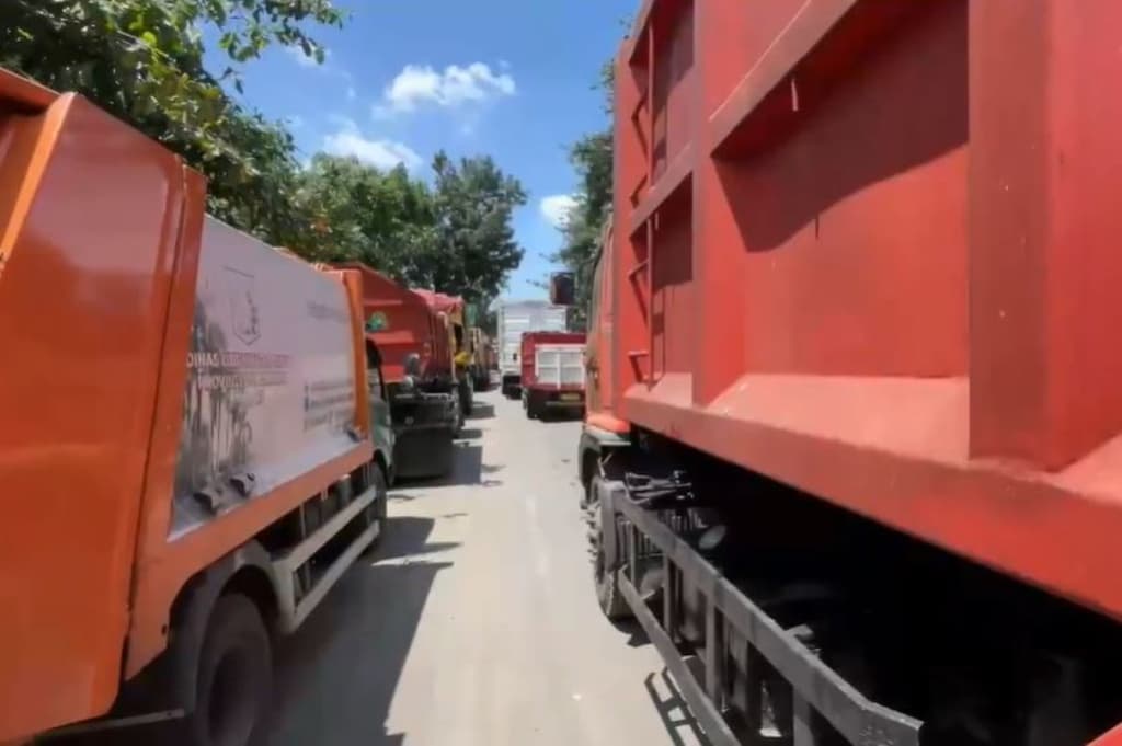 Penataan Imbas Longsor TPST Bantargebang, Ratusan Truk Sampah Antre Berjam-jam Penataan Imbas Longsor TPST Bantargebang, Ratusan Truk Sampah Antre Berjam-jam