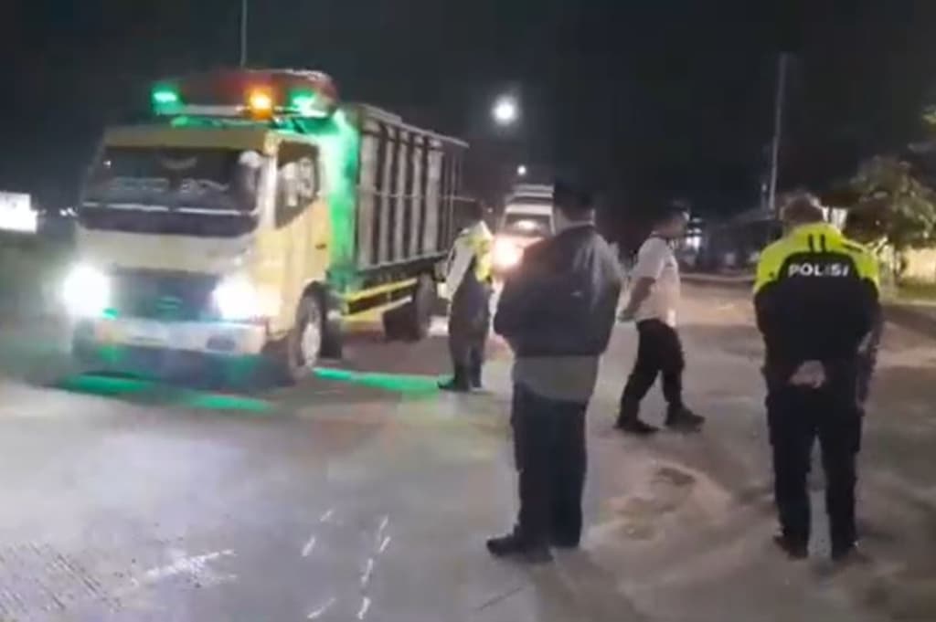 Kecelakaan Maut Truk Tabrak Motor Bonceng 3 di Tenjo Bogor, 1 Orang Tewas Kecelakaan Maut Truk Tabrak Motor Bonceng 3 di Tenjo Bogor, 1 Orang Tewas