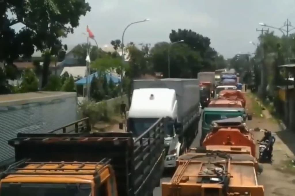 Antrean Truk Sampah di TPST Bantargebang Capai 7 Km, Warga Keluhkan Bau Busuk Antrean Truk Sampah di TPST Bantargebang Capai 7 Km, Warga Keluhkan Bau Busuk