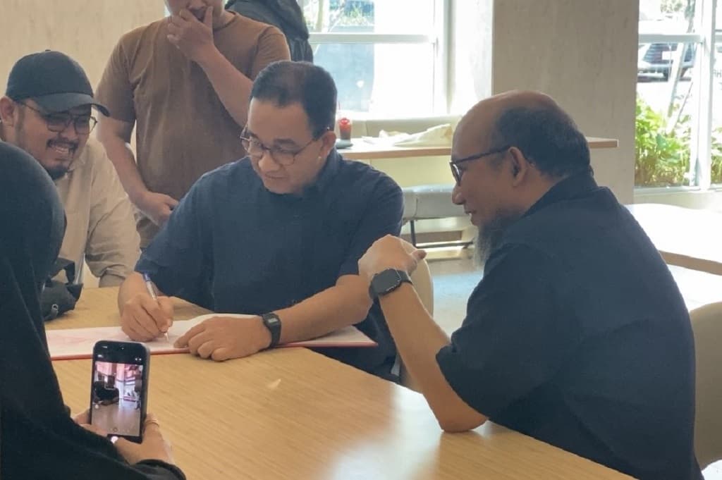 Anies dan Novel Baswedan Jenguk Aktivis KontraS Andrie Yunus, Tuliskan Pesan Penyemangat Anies dan Novel Baswedan Jenguk Aktivis KontraS Andrie Yunus, Tuliskan Pesan Penyemangat