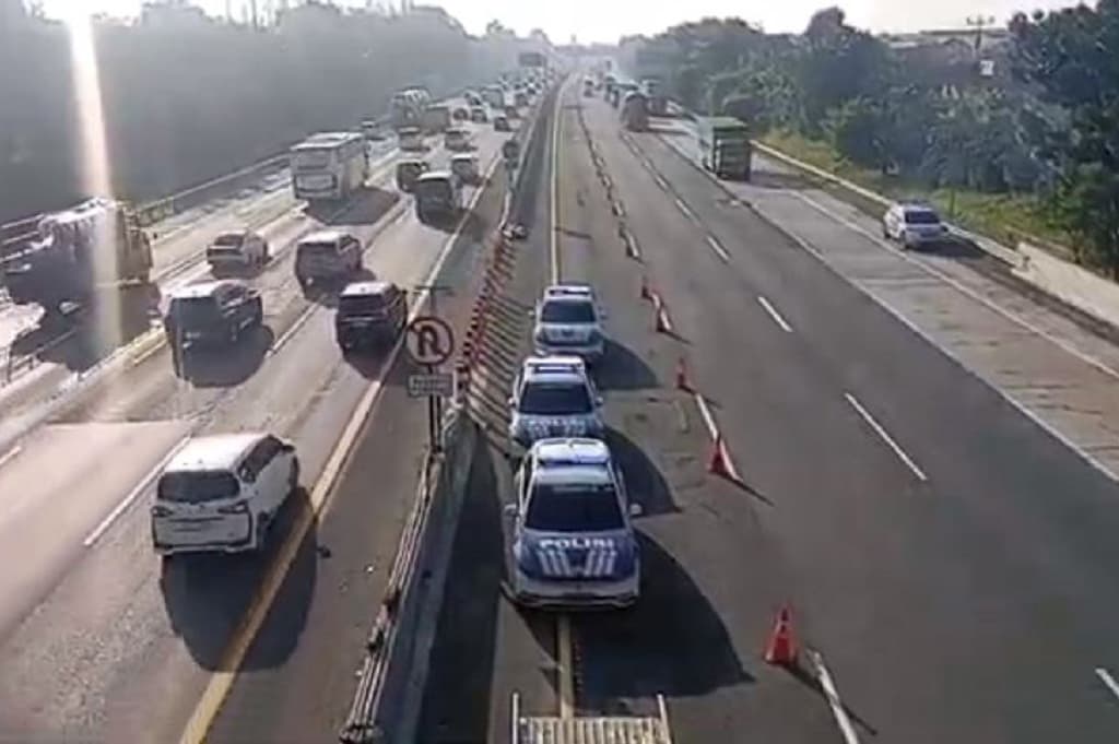 Tol Jakarta-Cikampek Dipadati Pemudik, Polisi Siapkan Contra Flow Tol Jakarta-Cikampek Dipadati Pemudik, Polisi Siapkan Contra Flow