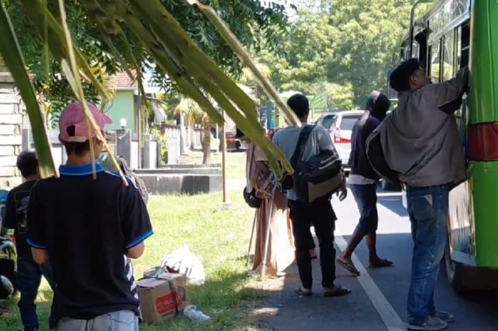 Pilu! Pemudik Menuju Gilimanuk Diturunkan di Jalan gegara Macet, Sopir Bus Putar Balik Pilu! Pemudik Menuju Gilimanuk Diturunkan di Jalan gegara Macet, Sopir Bus Putar Balik
