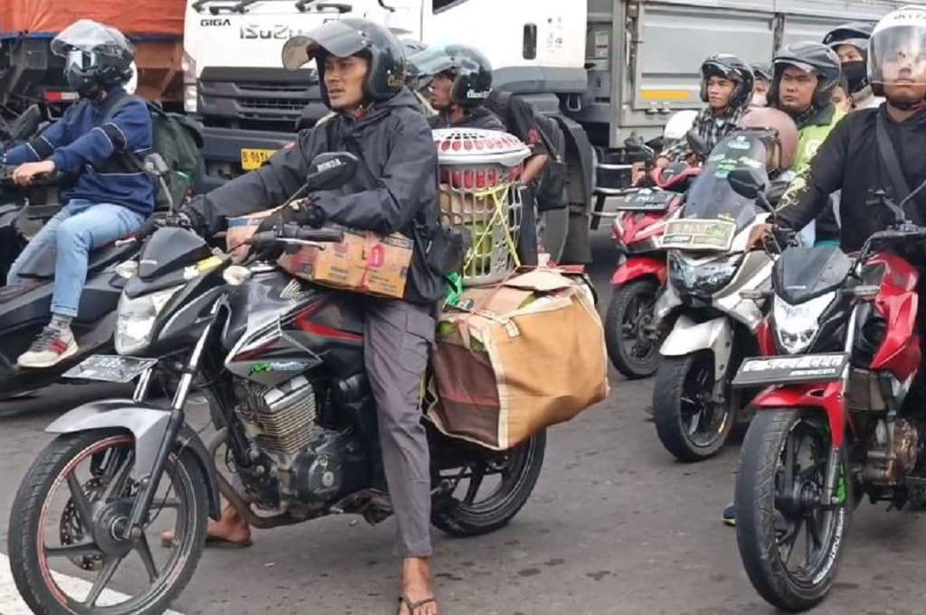 Ada-Ada Saja, Pemudik Motor Ini Bawa Barang Dapur hingga Tabung Gas Elpiji Ada-Ada Saja, Pemudik Motor Ini Bawa Barang Dapur hingga Tabung Gas Elpiji