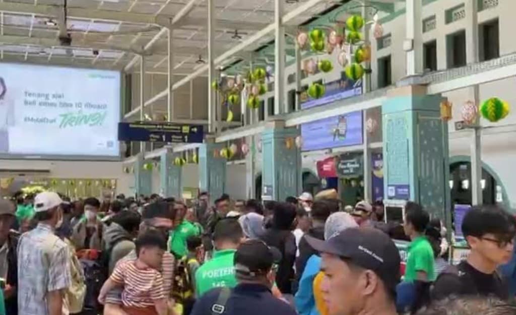 Stasiun Pasar Senen Dipadati Pemudik pada H-6 Lebaran Stasiun Pasar Senen Dipadati Pemudik pada H-6 Lebaran
