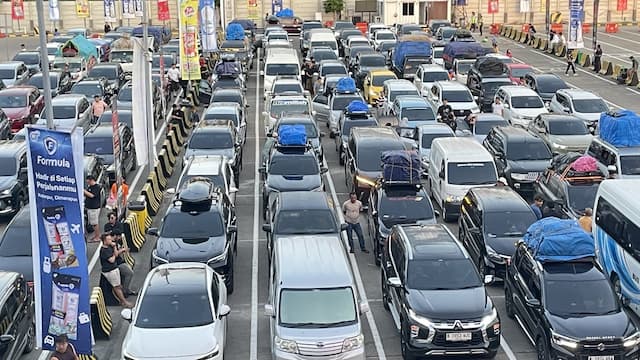 Potret Antrean Panjang Ratusan Mobil Masuk Pelabuhan Merak Potret Antrean Panjang Ratusan Mobil Masuk Pelabuhan Merak