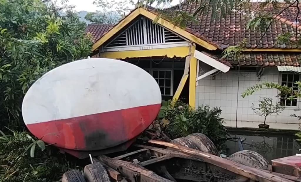 Truk Tangki Tabrak Rumah di Sumedang, Warga Berebut Tumpahan Minyak Goreng Truk Tangki Tabrak Rumah di Sumedang, Warga Berebut Tumpahan Minyak Goreng