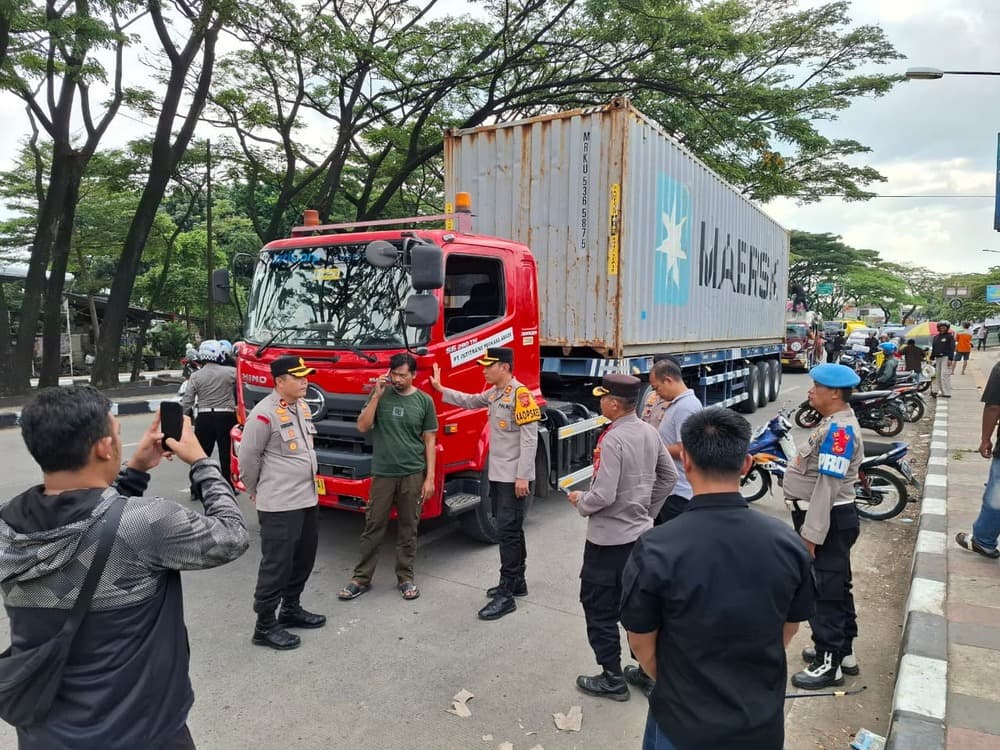 Wakapolda Jabar Pimpin Razia Truk Sumbu Tiga di Sumedang, 85 Kendaraan Kena Tegur Wakapolda Jabar Pimpin Razia Truk Sumbu Tiga di Sumedang, 85 Kendaraan Kena Tegur