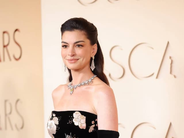 Viral Anne Hathaway Muncul di Oscar 2026 Pakai Kalung yang Dibuat 850 Jam, Ini Fotonya! Viral Anne Hathaway Muncul di Oscar 2026 Pakai Kalung yang Dibuat 850 Jam, Ini Fotonya!