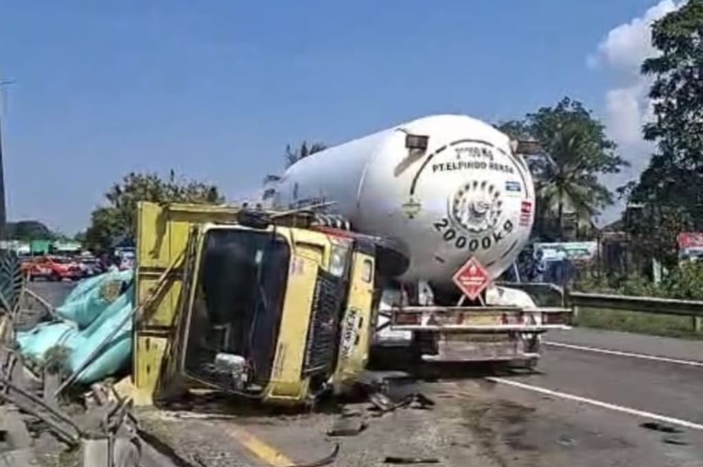 Kecelakaan di Tol Tangerang-Merak, Truk Tangki Elpiji Tabrak Truk Muatan Gabah Kecelakaan di Tol Tangerang-Merak, Truk Tangki Elpiji Tabrak Truk Muatan Gabah