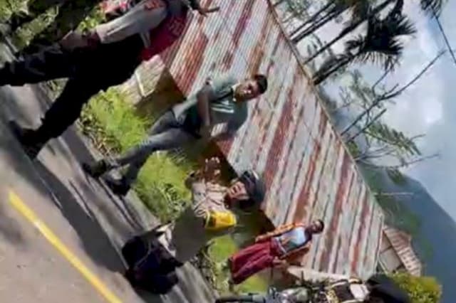 Momen Polisi Berlutut Cegah Perang Tanding 2 Masyarakat Adat akibat Sengketa Tanah Ulayat Momen Polisi Berlutut Cegah Perang Tanding 2 Masyarakat Adat akibat Sengketa Tanah Ulayat