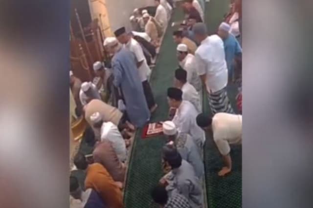 Viral Muadzin Masjid di Depok Meninggal saat Salat Tarawih dalam Posisi Sujud Viral Muadzin Masjid di Depok Meninggal saat Salat Tarawih dalam Posisi Sujud